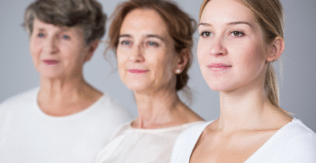 Junge Frau mit Mutter und Großmutter